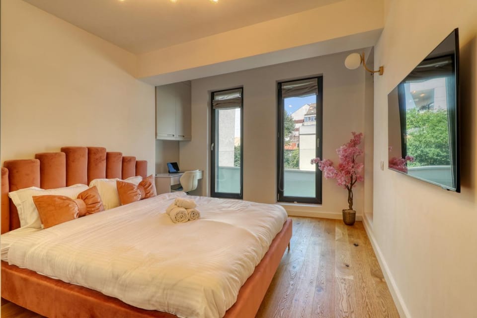 Bed, TV and multimedia, Photo of the whole room, Bedroom