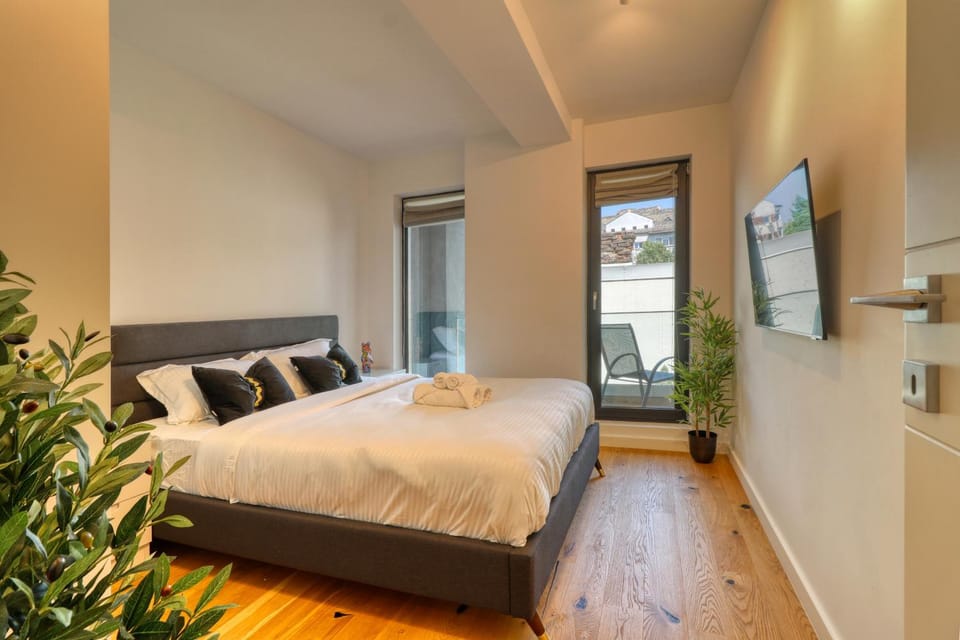Bed, TV and multimedia, Photo of the whole room, Bedroom