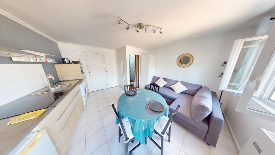 Ravissant Duplex Intra-Muros Apartment in Avignon