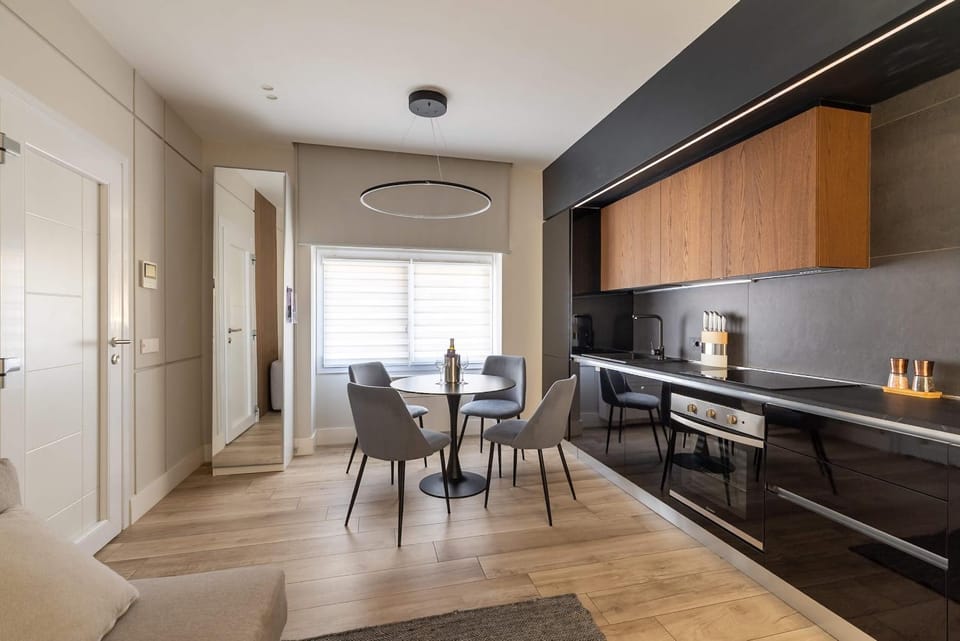 Coffee/tea facilities, Kitchen or kitchenette, Seating area, Dining area