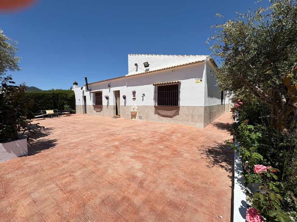 Property building, Facade/entrance, Day