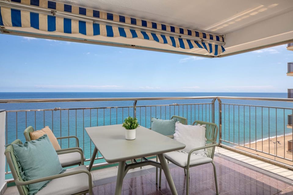 Day, Natural landscape, View (from property/room), Balcony/Terrace, Living room, Dining area, Sea view