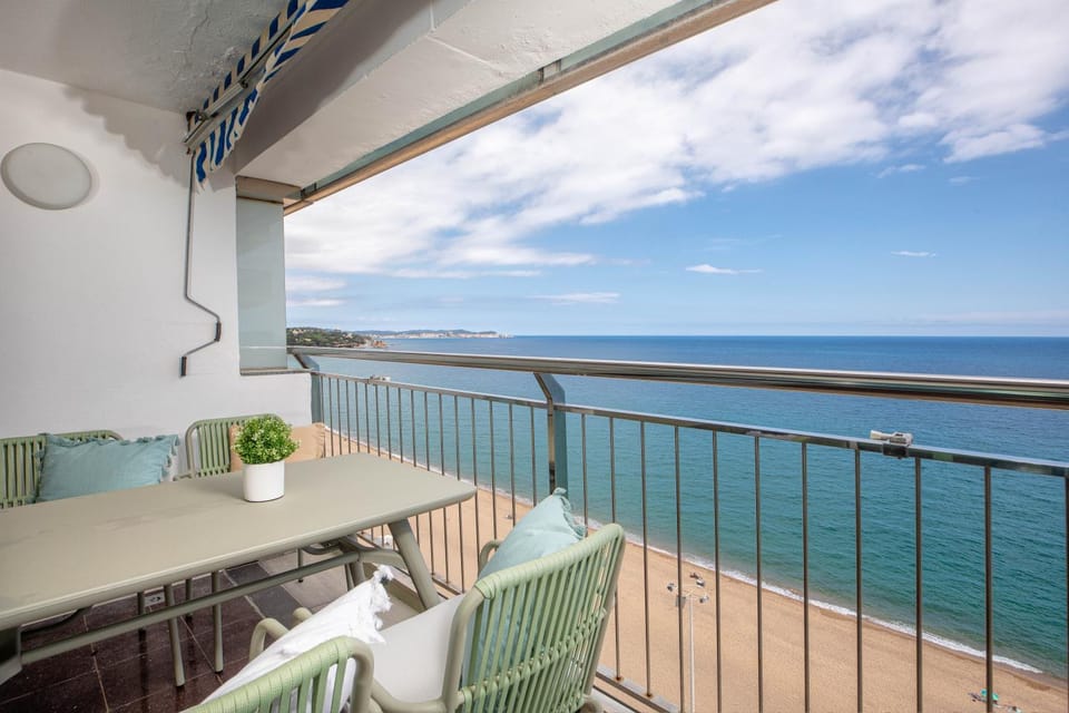 Day, Natural landscape, View (from property/room), Balcony/Terrace, Living room, Seating area, Dining area, Sea view