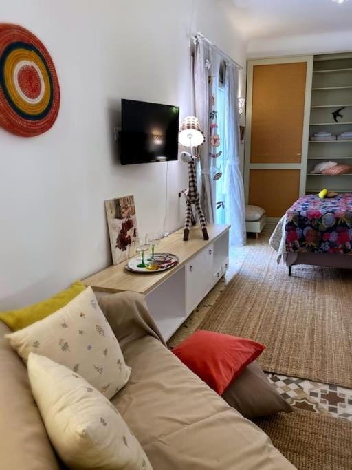 Bed, TV and multimedia, Photo of the whole room