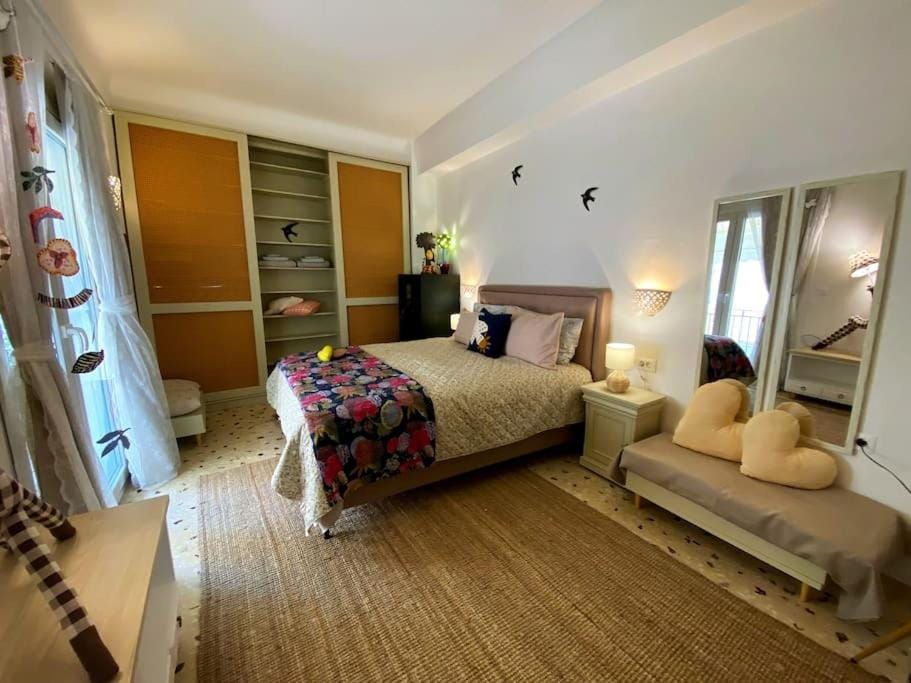 Bed, Photo of the whole room, wardrobe
