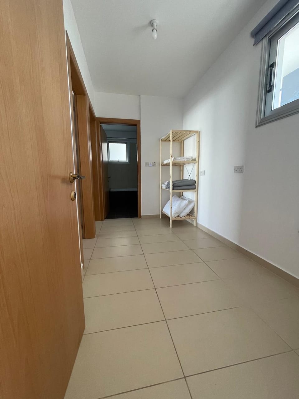 Photo of the whole room, storage