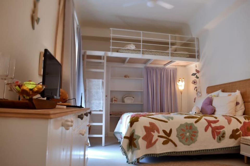 Bed, TV and multimedia, Photo of the whole room