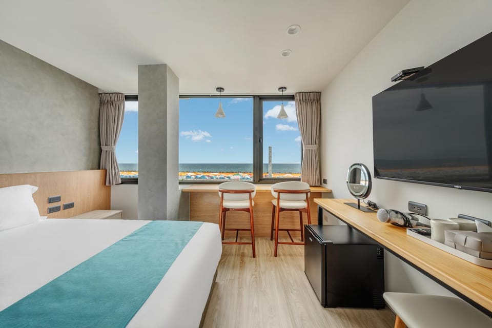 Bed, TV and multimedia, Bedroom