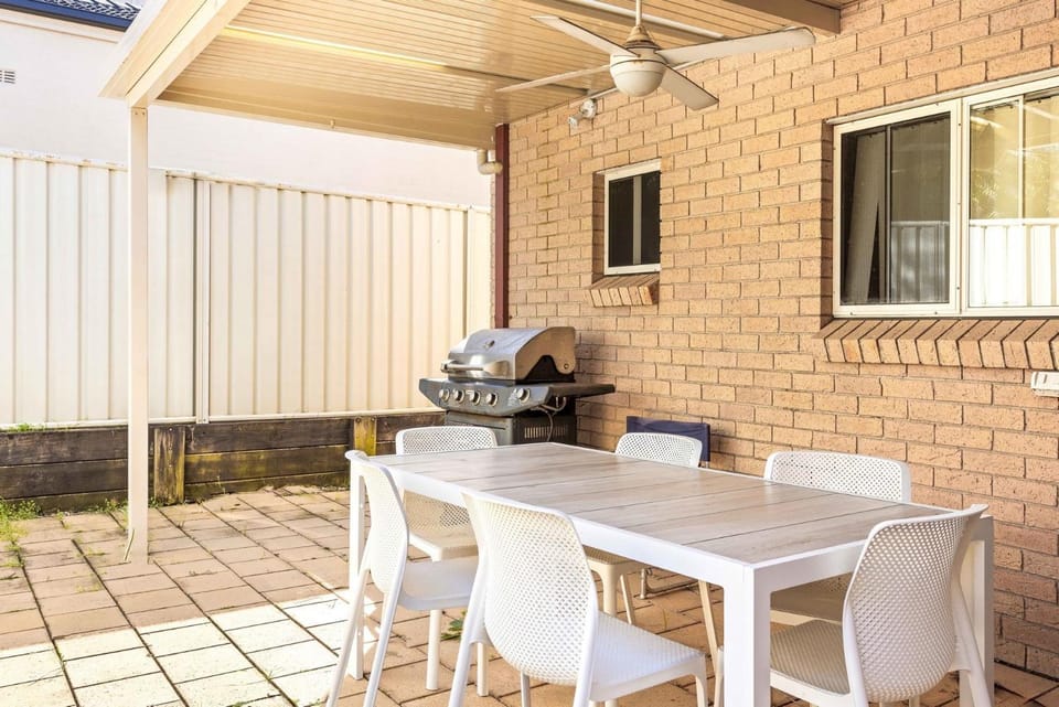Shell Cove Modern Coastal Stay Near Marina & Beach House in Wollongong