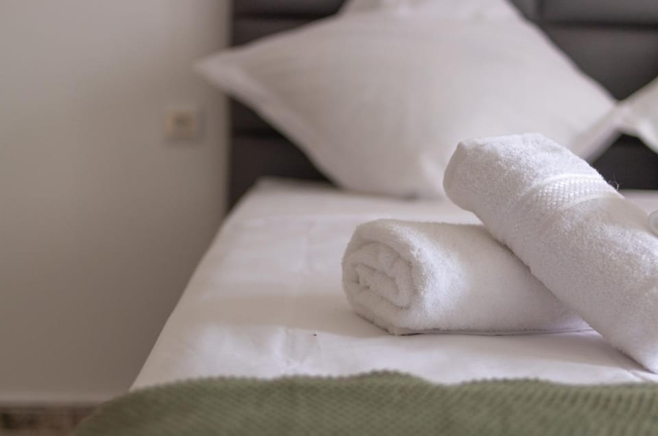 Bedroom, towels