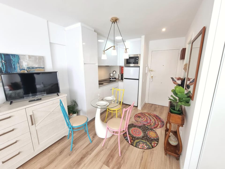 Communal lounge/ TV room, TV and multimedia, Kitchen or kitchenette, Dining area, dishwasher, stove