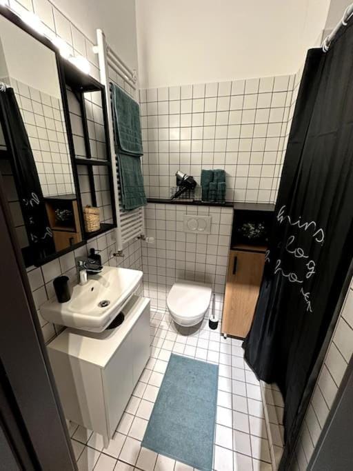 Shower, Toilet, Bathroom, towels