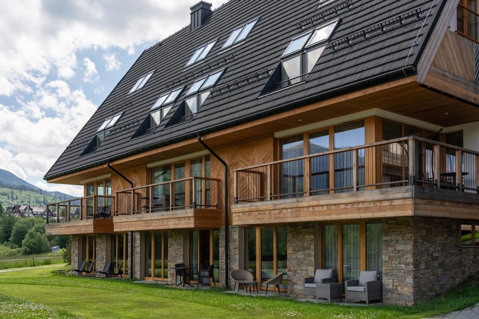 Property building, Spring, Day, Natural landscape, Garden, Garden view, Mountain view
