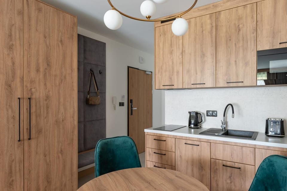 Coffee/tea facilities, Kitchen or kitchenette, Dining area, oven, stove, toaster