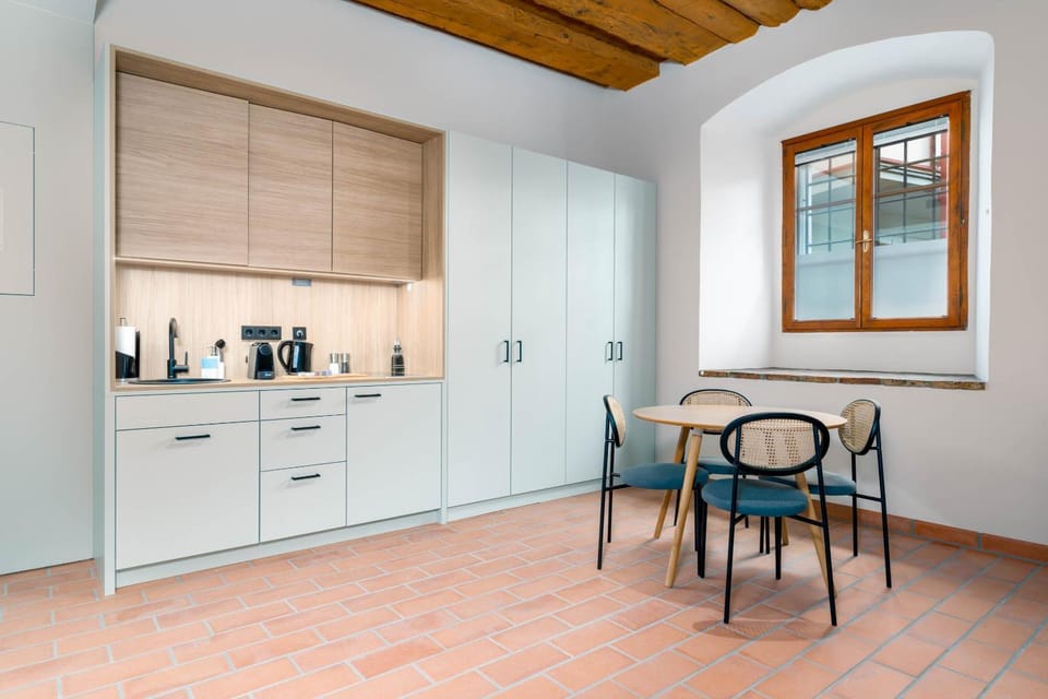 Coffee/tea facilities, Kitchen or kitchenette, stove