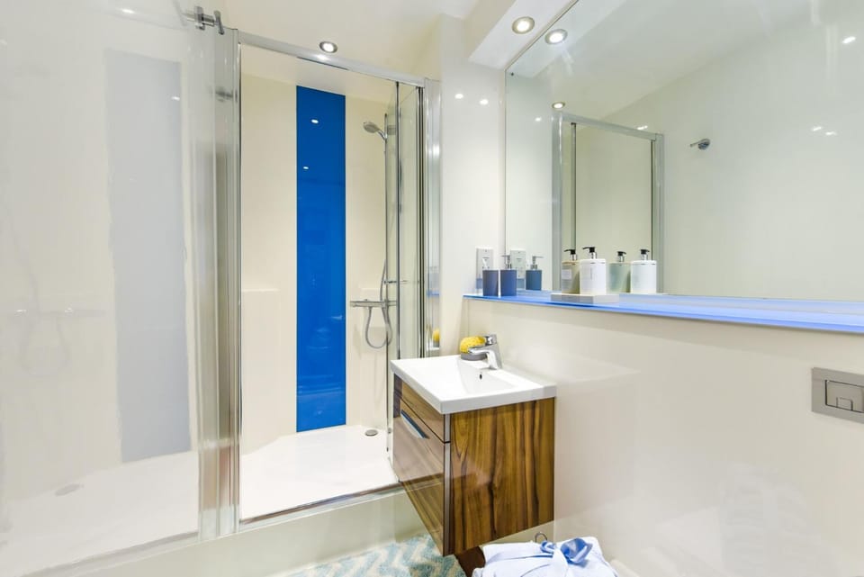 Shower, Bathroom, towels