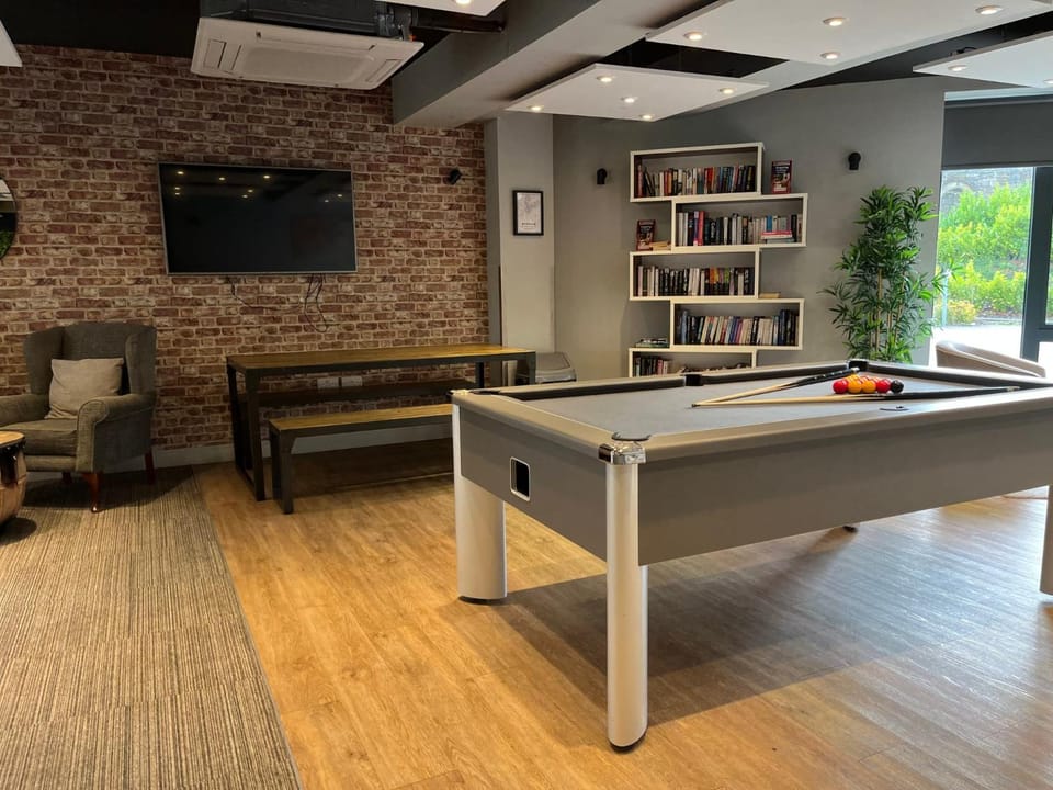 Billiard, Game Room