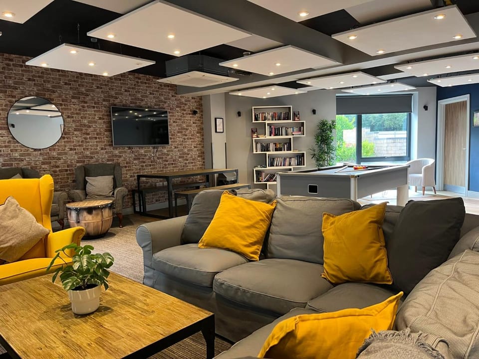 Communal lounge/ TV room, TV and multimedia, Living room, Seating area