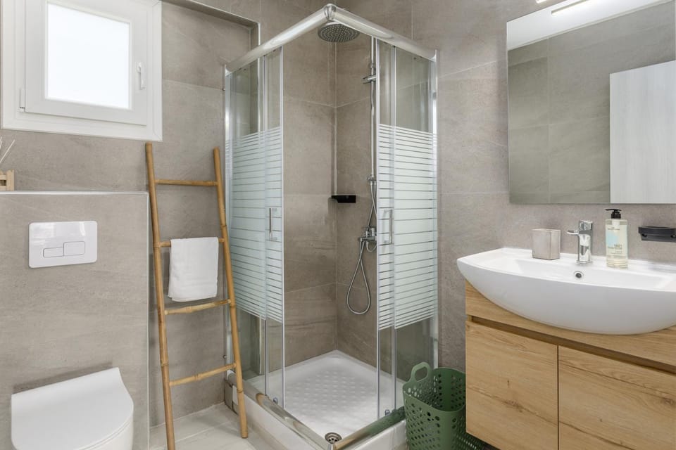 Shower, Toilet, Bathroom, towels