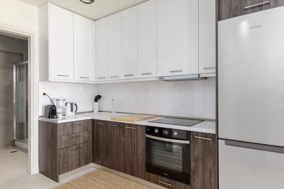 Coffee/tea facilities, Kitchen or kitchenette, stove