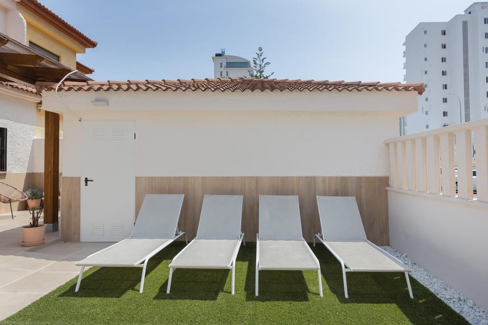 Facade/entrance, Balcony/Terrace, Lobby or reception, sunbed