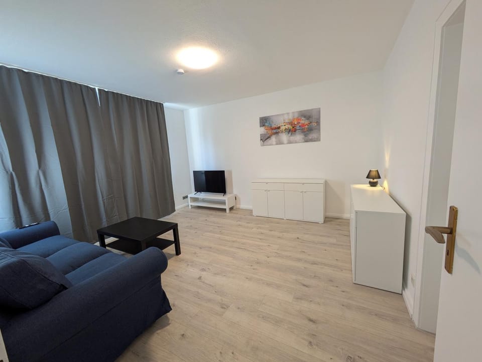 Bathroom, TV and multimedia, Living room, Seating area, Evening entertainment