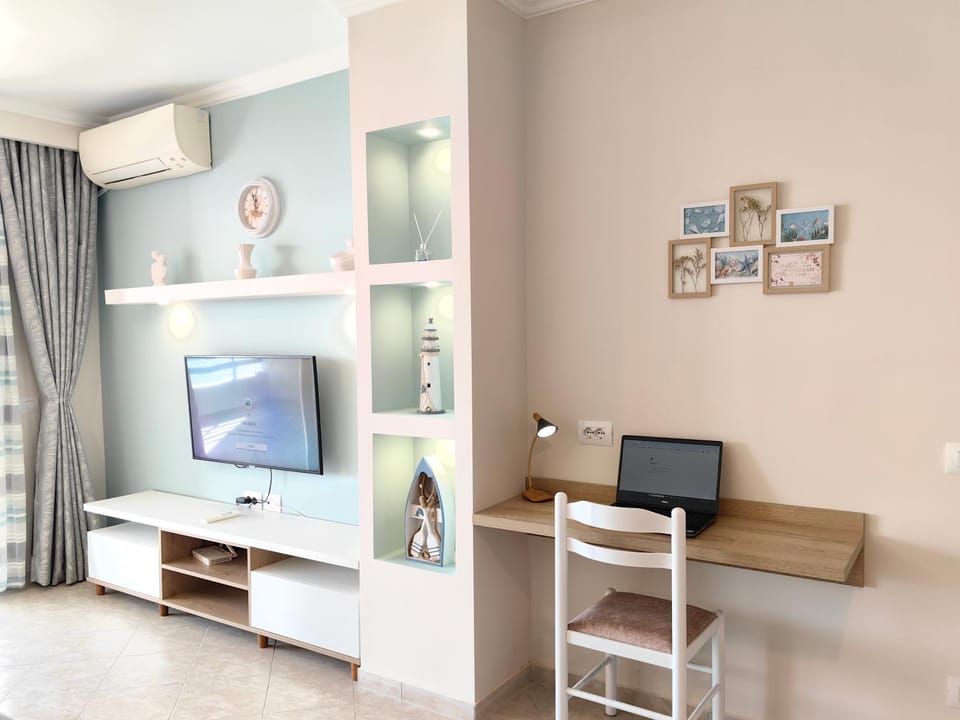 TV and multimedia, Living room, Seating area, air conditioner