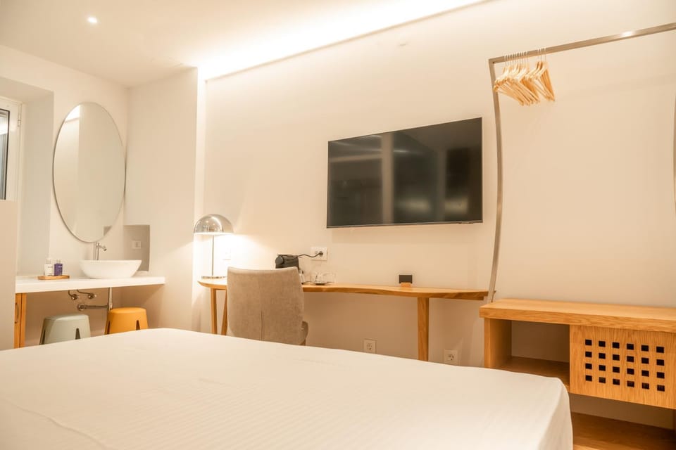 Bed, TV and multimedia, Photo of the whole room, Bedroom, hair dresser