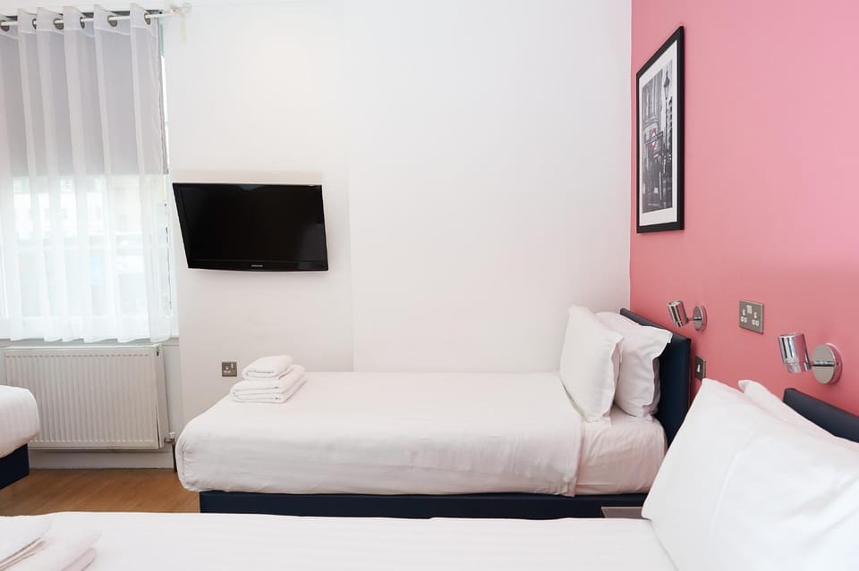 Bed, TV and multimedia, Bedroom