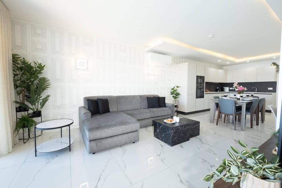 Ivory Suite seafront with views!- Fl 13 by Homely Apartment in Saint Paul's Bay