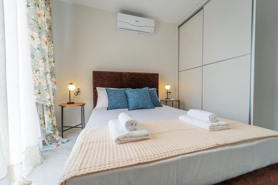 Semiramis Modern - Sleeps 8 Apartment in Nea Peramos
