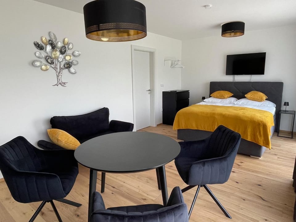 Bed, TV and multimedia, Living room, Photo of the whole room, Seating area, Dining area, Bedroom