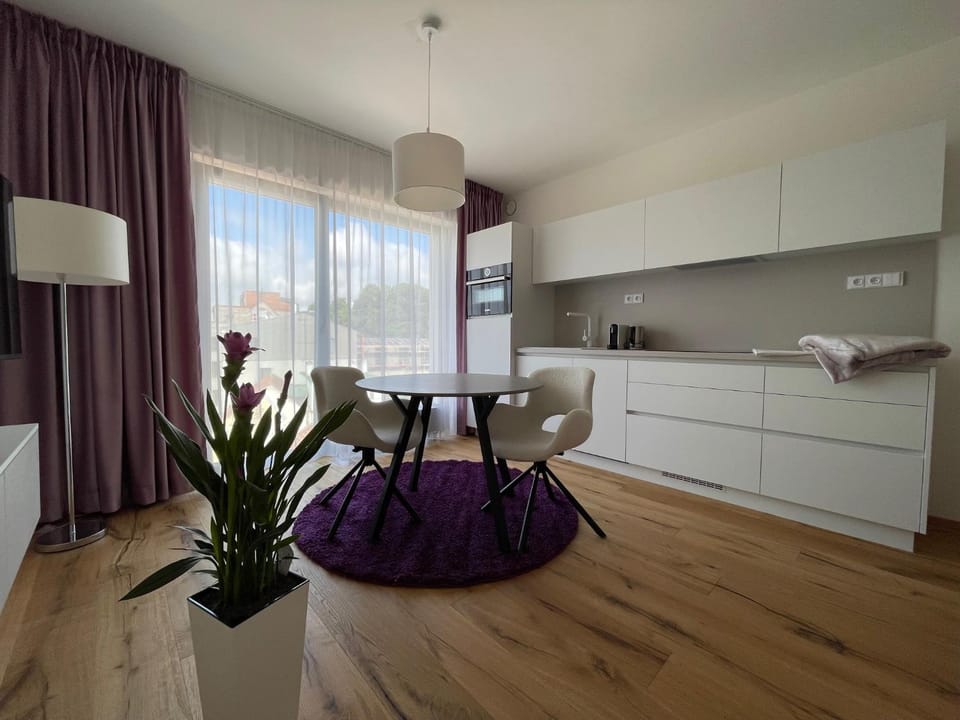 Kitchen or kitchenette, Living room, Seating area, Dining area
