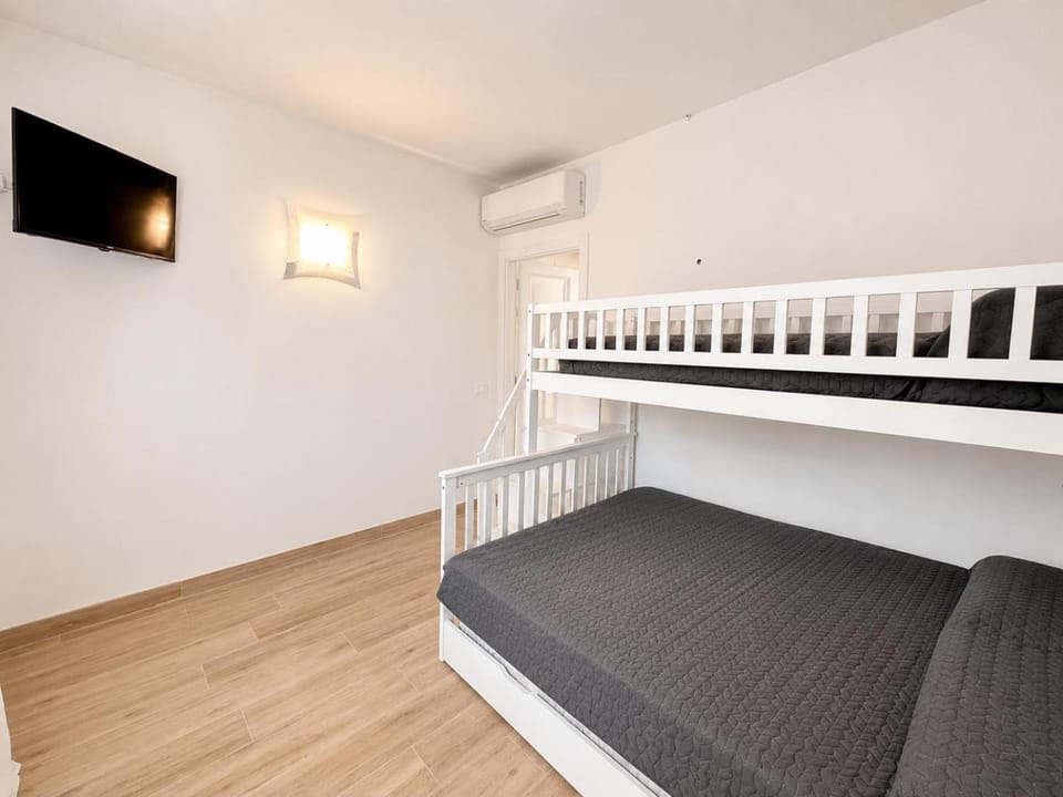 Bedroom, bunk bed