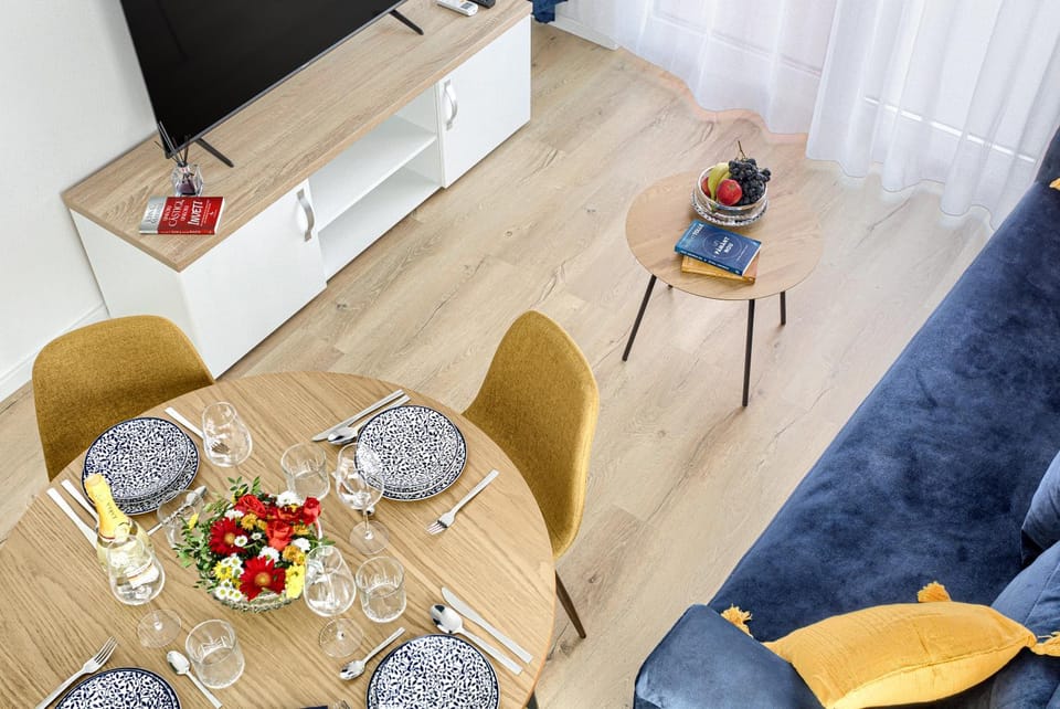 TV and multimedia, Living room, Seating area, Dining area