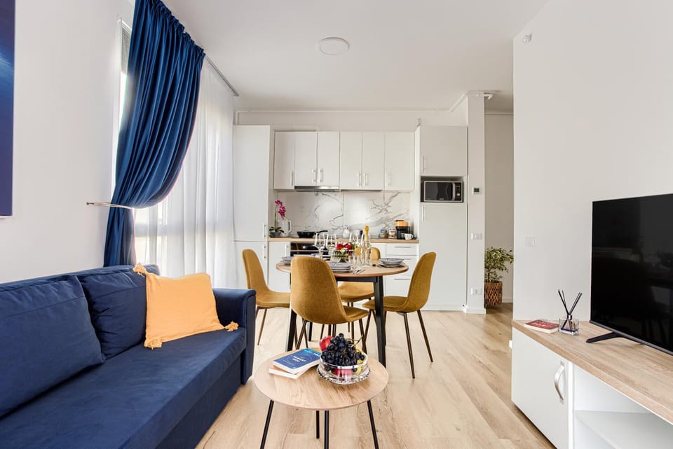 TV and multimedia, Kitchen or kitchenette, Living room, Seating area, Dining area