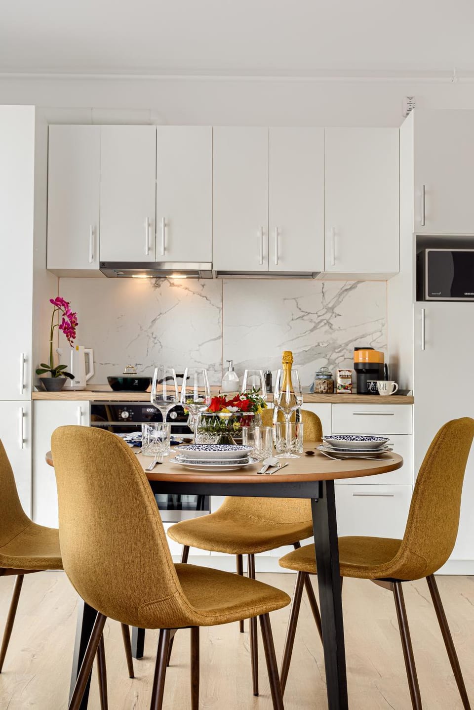Kitchen or kitchenette, Seating area, Dining area, stove