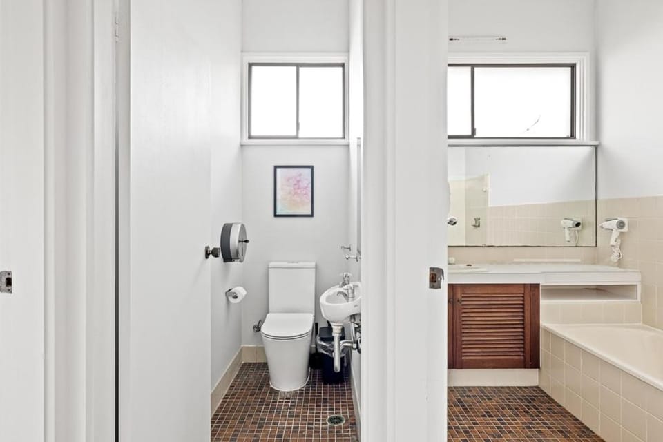 Lovely Double Room - Nearby Transport & Shops - Shared Bathroom Bed and Breakfast in Sydney