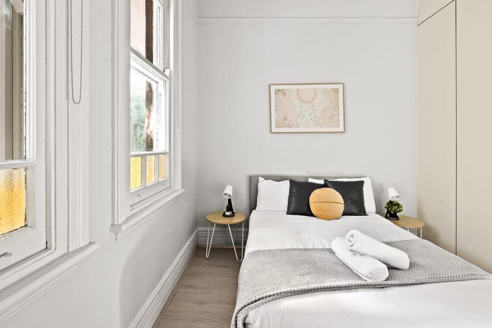 Lovely Double Room - Nearby Transport & Shops - Shared Bathroom Bed and Breakfast in Sydney