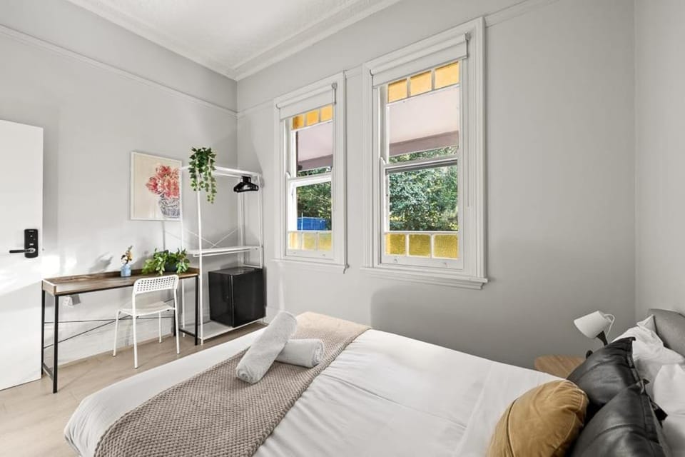 Lovely Double Room - Nearby Transport & Shops - Shared Bathroom Bed and Breakfast in Sydney