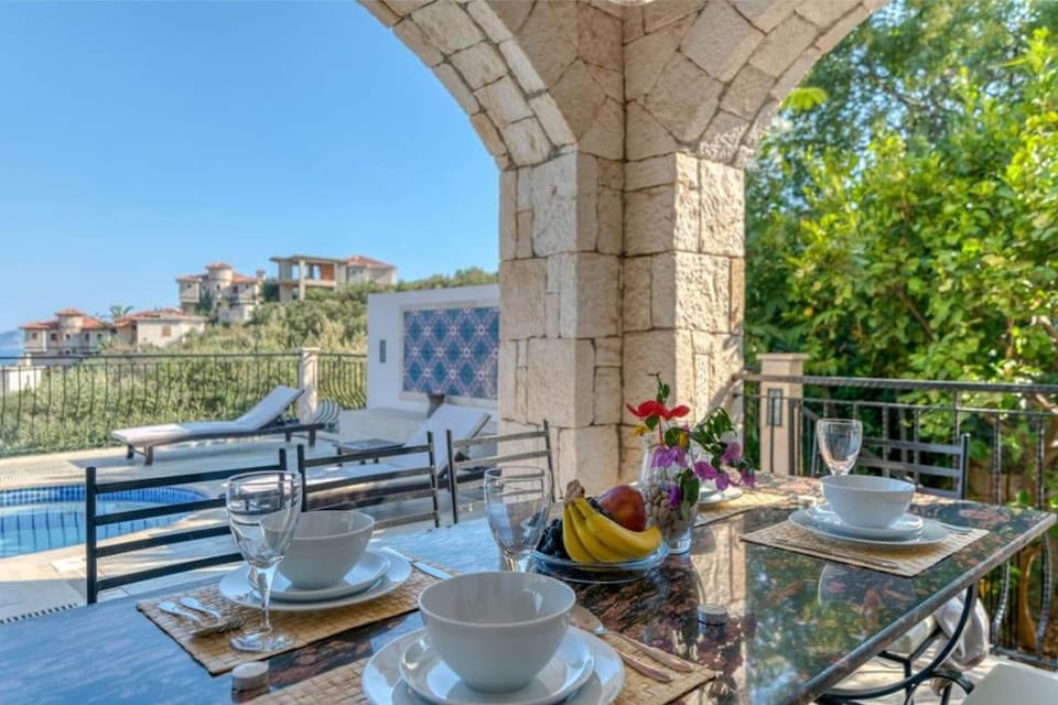 Balcony/Terrace, Dining area, Swimming pool