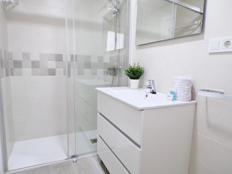 Shower, Bathroom, towels