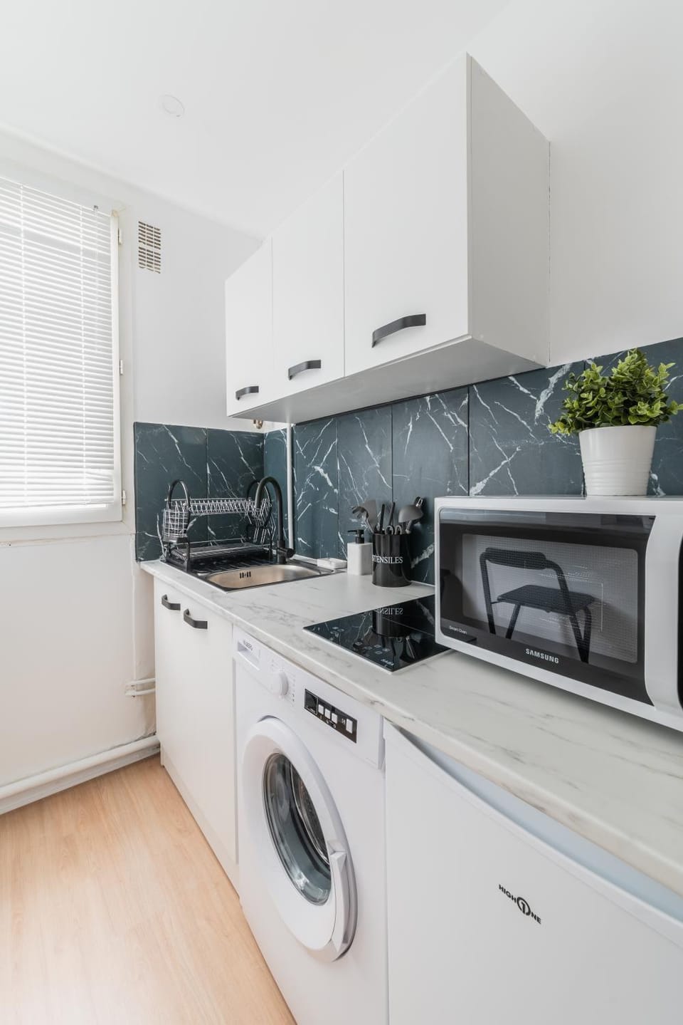 Kitchen or kitchenette, stove, washing machine