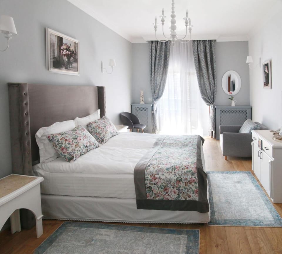 Bed, Living room, Photo of the whole room