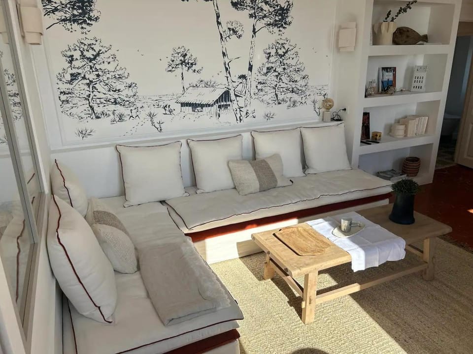 Nearby landmark, Spring, Bed, TV and multimedia, View (from property/room), Living room, Seating area, City view, Mountain view, Sea view, Sunrise, concierge, flat iron, heating, internet, washing machine, air conditioner