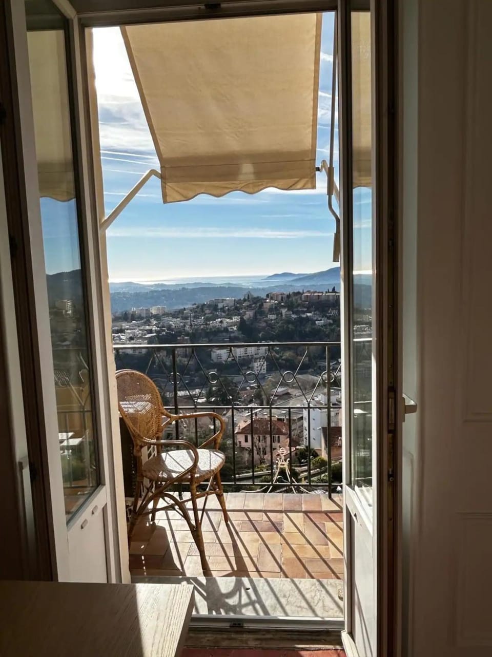 Patio, Nearby landmark, Spring, Day, Natural landscape, View (from property/room), Balcony/Terrace, Balcony/Terrace, Living room, Seating area, Dining area, City view, Mountain view, Sea view, concierge, internet
