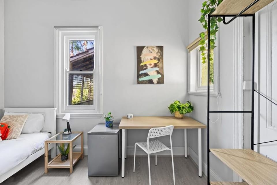 Lovely Single Room - Nearby Transport & Shops - Shared Bathroom Bed and Breakfast in Sydney