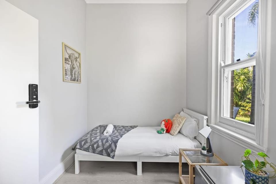 Lovely Single Room - Nearby Transport & Shops - Shared Bathroom Bed and Breakfast in Sydney