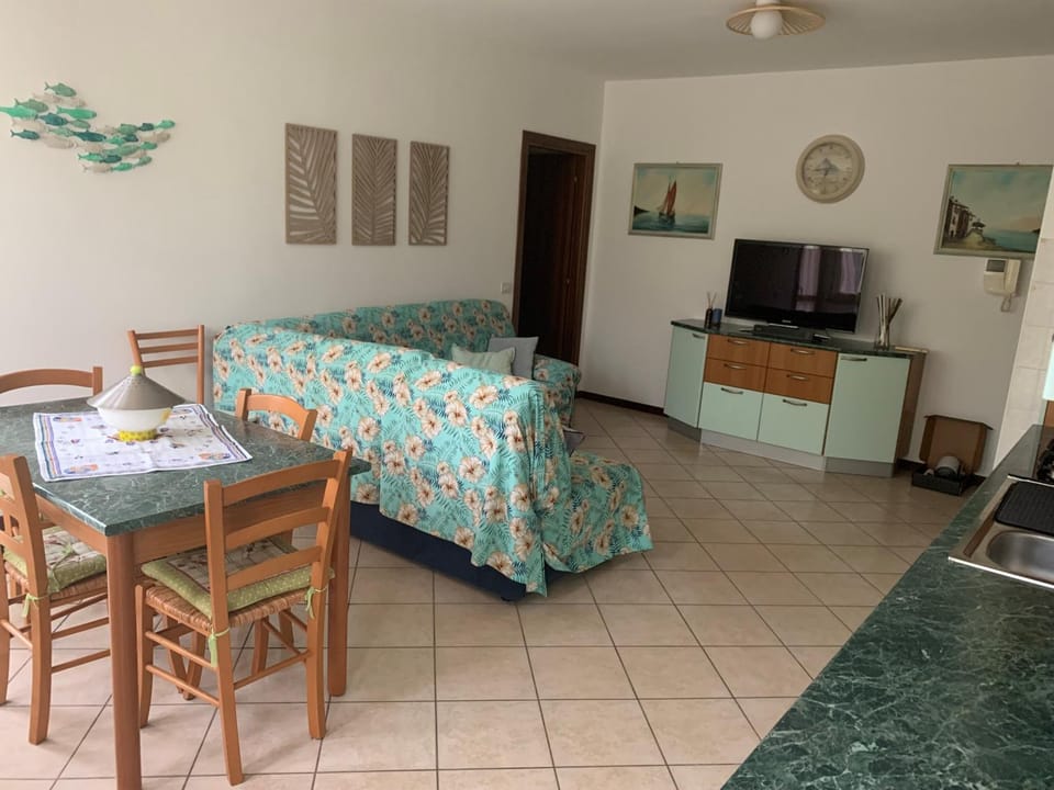 TV and multimedia, Kitchen or kitchenette, Living room, Seating area, Dining area, oven