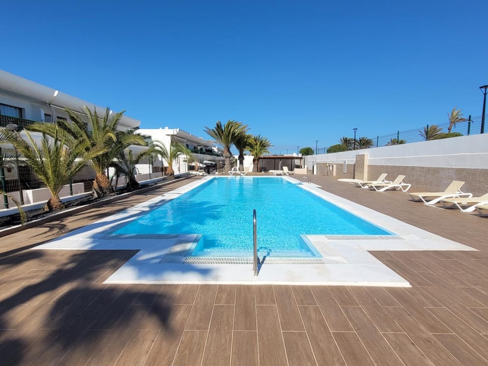 Day, Pool view, Swimming pool, sunbed